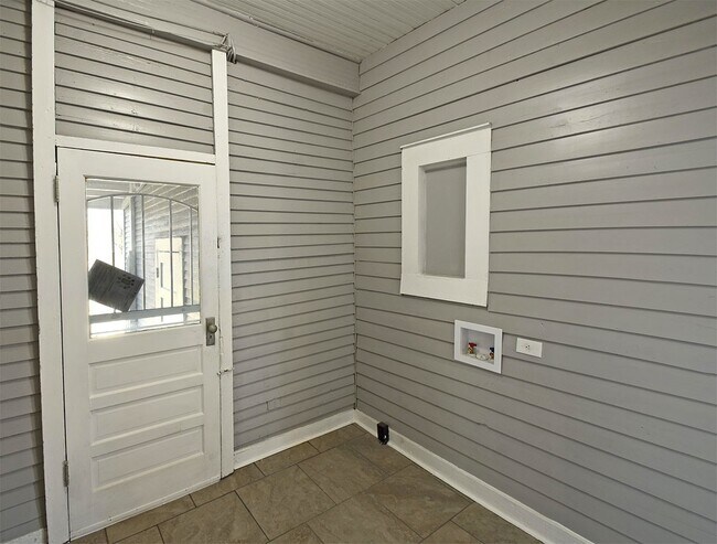 Building Photo - 2nd floor unit in TRI-PLEX in Midtown. Sma...