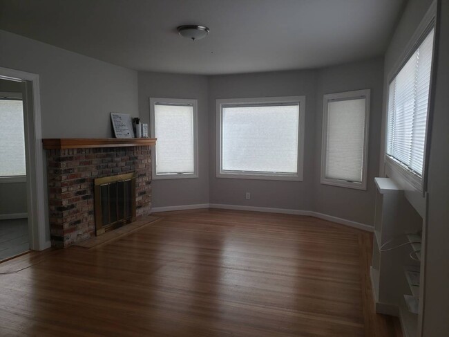 Building Photo - 1497 Posen Ave