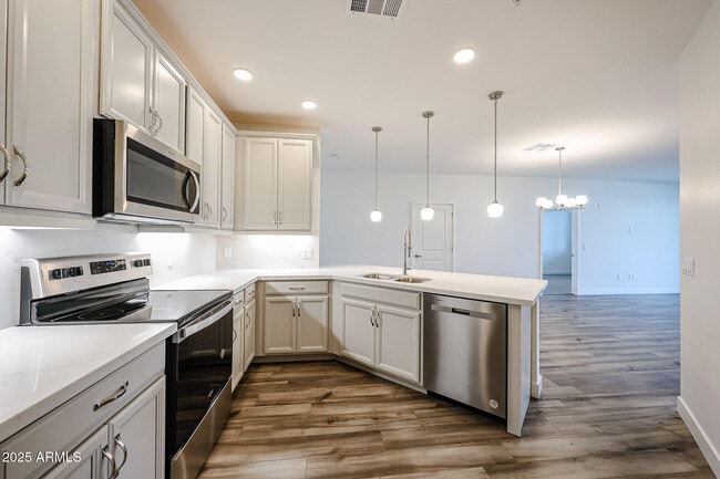 Building Photo - 2511 W Queen Creek Rd