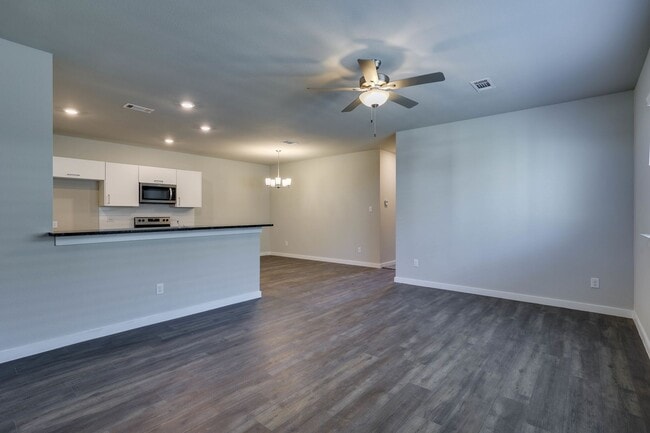 Building Photo - AVAILABLE NOW! GORGEOUS 3 BEDROOM DUPLEX L...