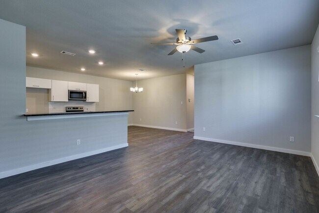 Foto del edificio - AVAILABLE NOW! GORGEOUS 3 BEDROOM DUPLEX L...