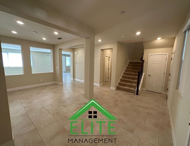 Building Photo - Charming and Spacious Home in Desirable El...