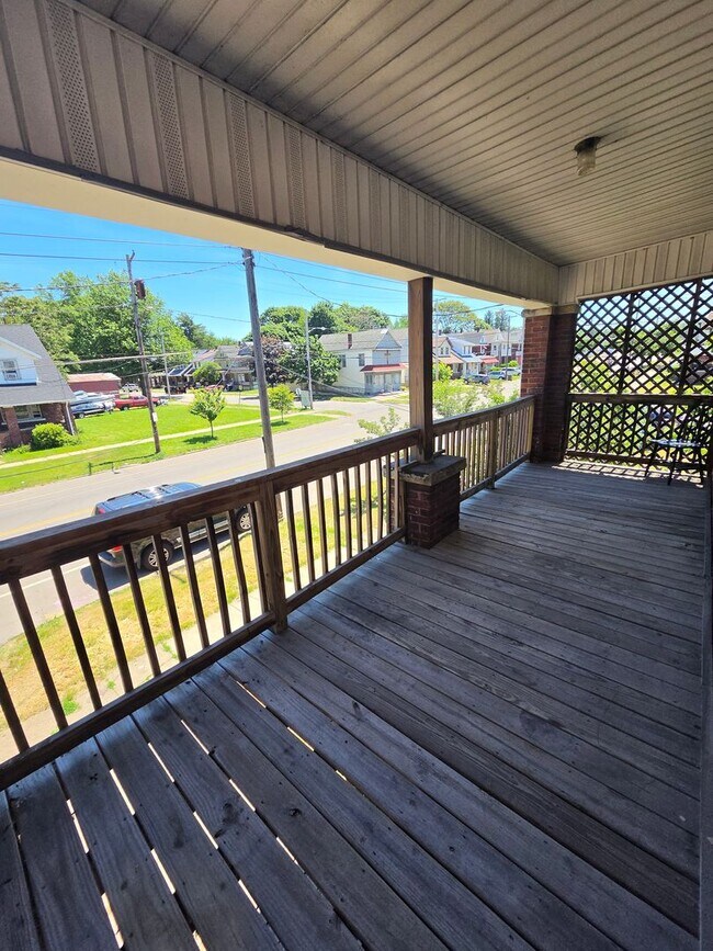 Building Photo - Upper 2 bedroom unit east side