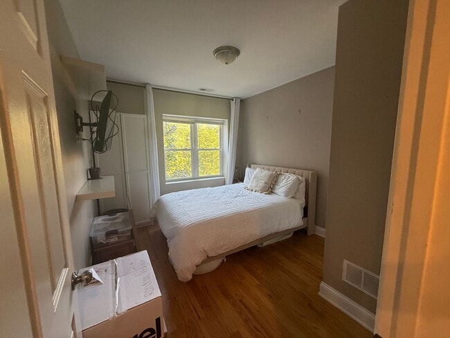 Building Photo - 3 Bedroom 2 Bath Spacious Condo