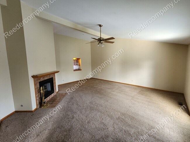 Foto del edificio - Spacious 3 bedroom 2 bathroom townhouse in...