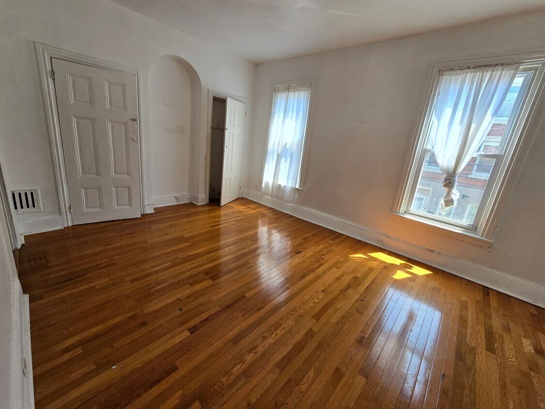Primary Photo - Bright 3 bed 1 bath!