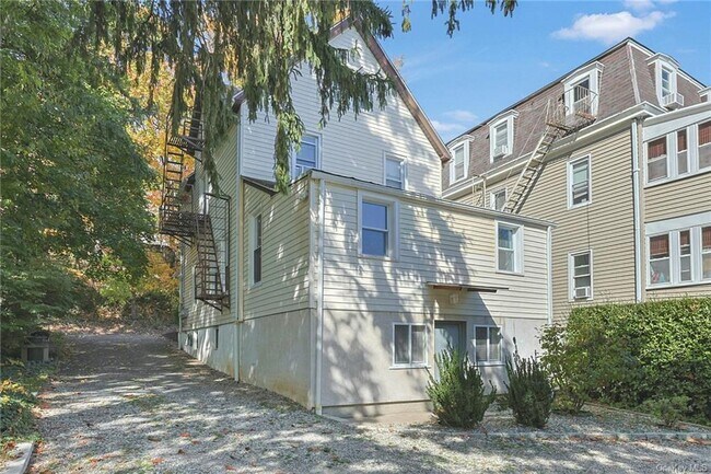 Building Photo - 168 Parkview Ave