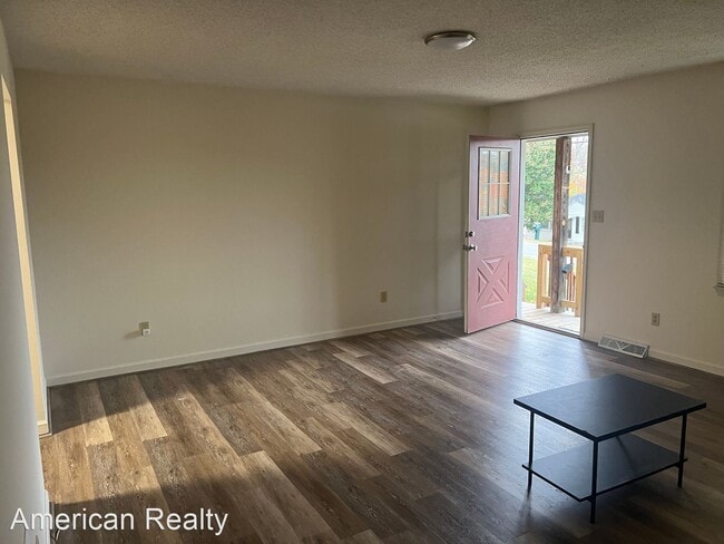 Building Photo - 2 br, 1 bath House - 208 hill drive