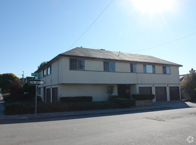 Building Photo - 470 42nd St