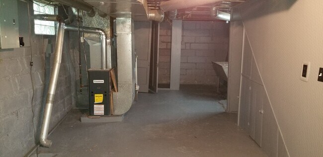 Building Photo - West Park Spring Move In Special - 3 Bedro...
