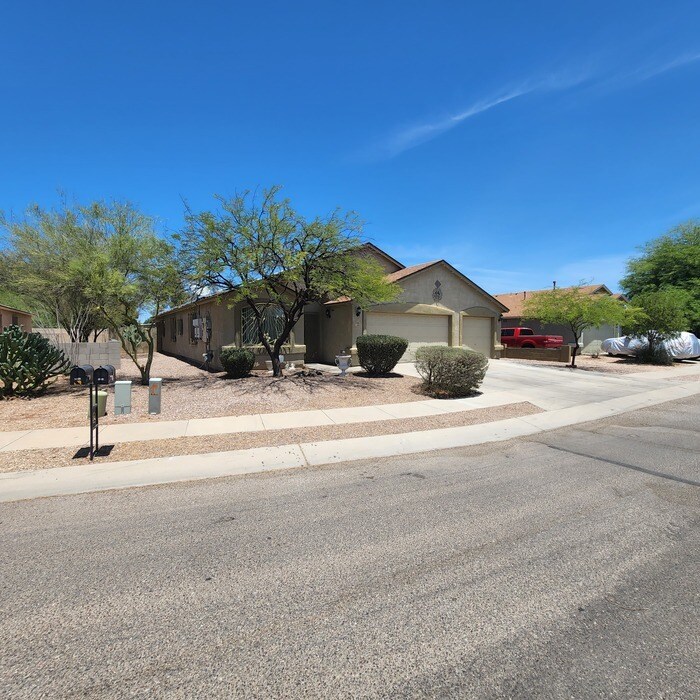 Primary Photo - 1382 W Via Rio Blanco