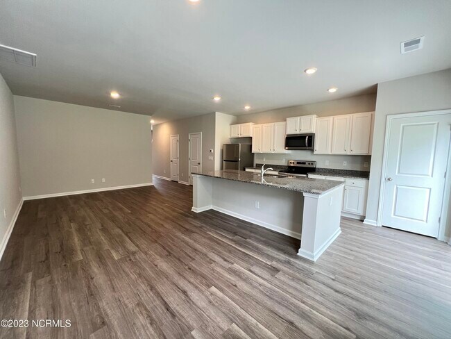 Building Photo - 3582 Roseblossom Dr