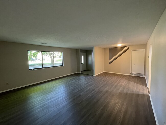 Family Room looking into Dining Room - 3293 Bay Landing Dr