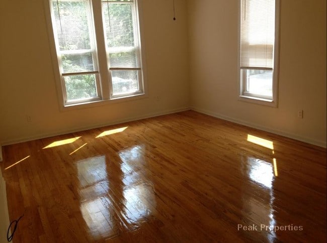 Building Photo - 1832 W Cuyler Ave
