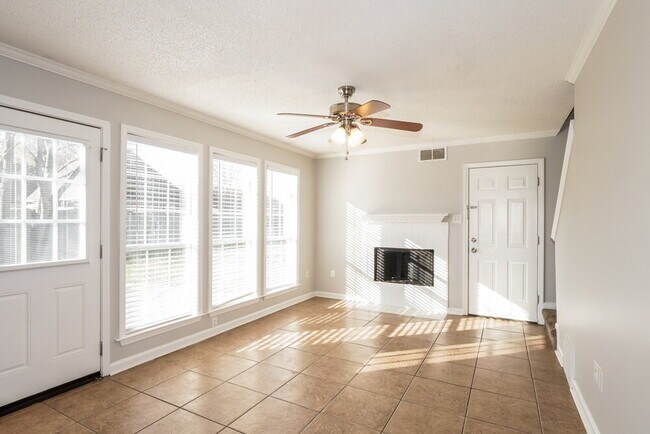 Foto del edificio - 6671 Hidden Fern Ln E