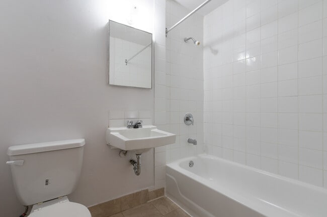 Building Photo - LARGE THREE BEDROOM TOWNHOUSE
