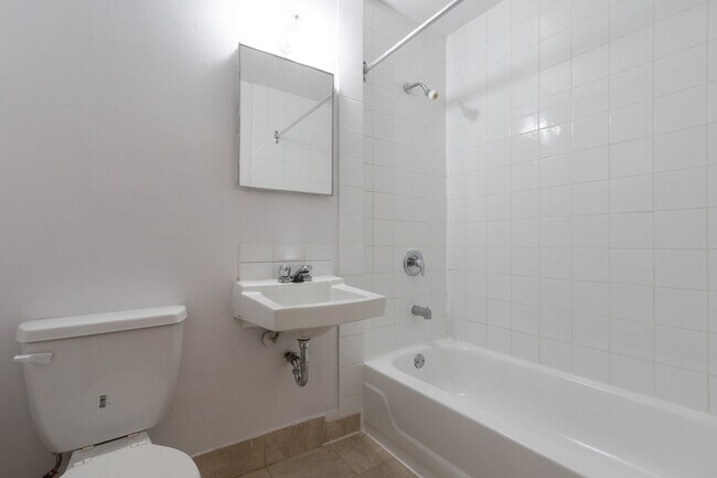 Photo du bâtiment - LARGE THREE BEDROOM TOWNHOUSE