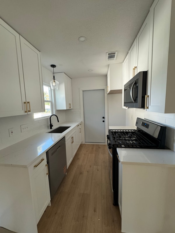 Building Photo - 10206 Oak Hollow Cir