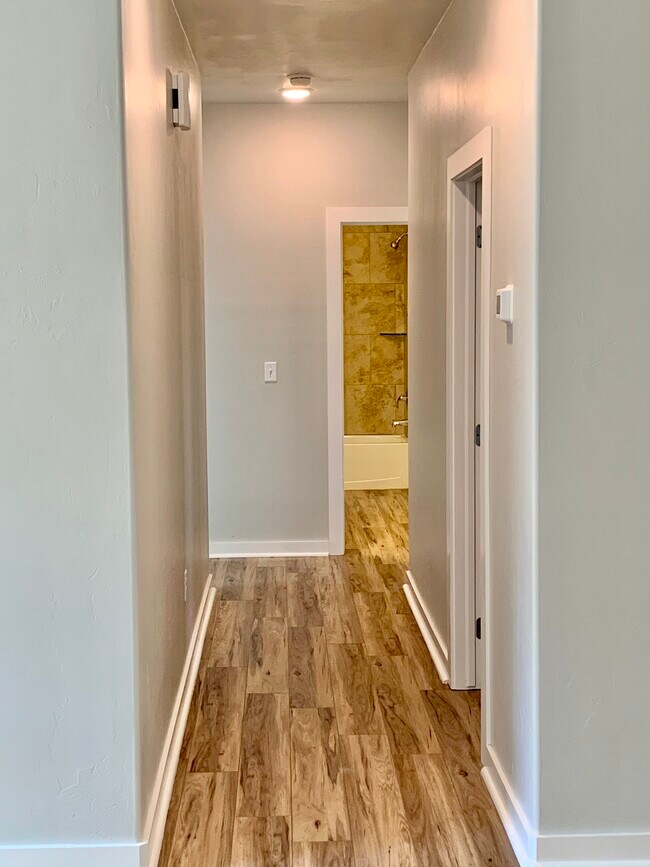 Building Photo - 1309 E Ash St