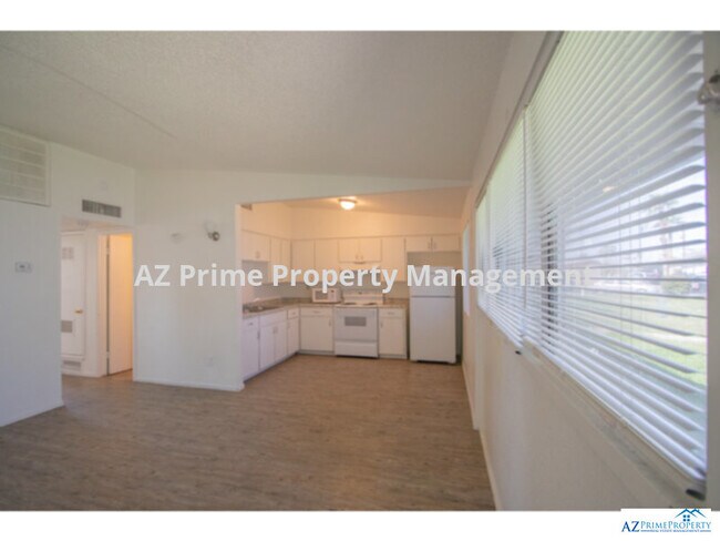Building Photo - 2139 W Devonshire Ave