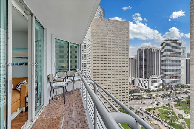 Foto del edificio - 335 S Biscayne Blvd