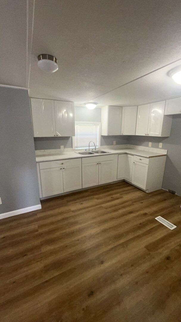 Building Photo - 2868 Mineola Dr