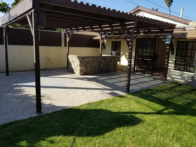 Foto del edificio - Three Bedroom Home + Detached Studio