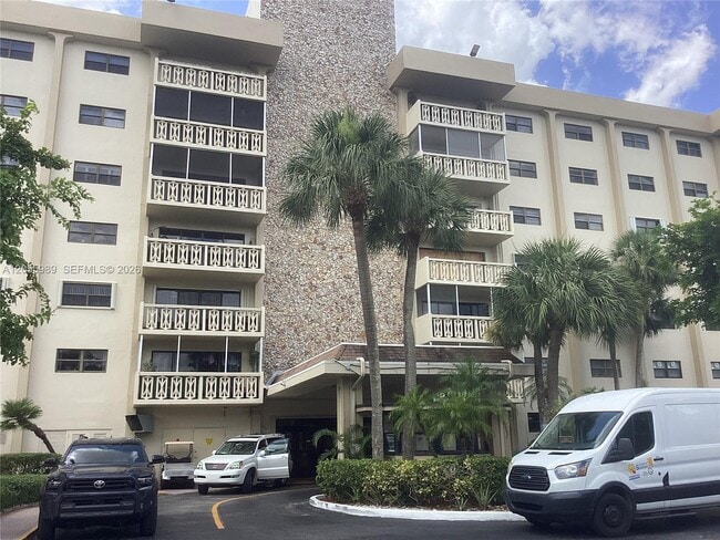 Foto del edificio - 800 NE 195th St