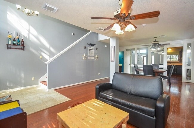 Building Photo - 20402 Avery Point Dr