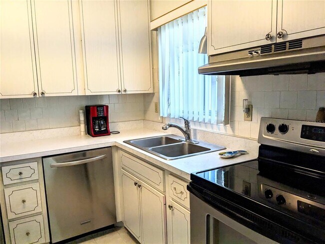 Foto del edificio - 2031 Canal Dr