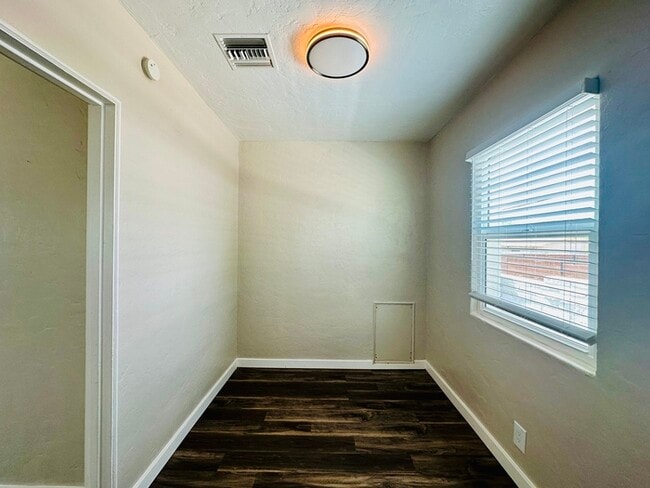 Building Photo - Newly Remodeled 1 Bedroom in Desired Locat...