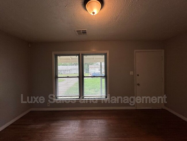 Building Photo - 3409 Willow Creek Dr