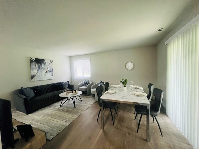 Foto del edificio - Hillcrest Oaks