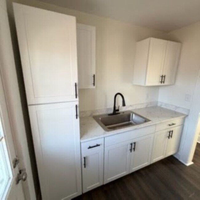 Building Photo - 600 N Hyde Park Ave