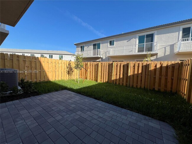 Foto del edificio - 651 SE 14th Ct