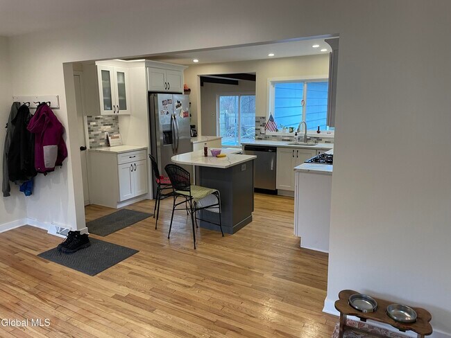 Foto del edificio - 13 Richards Dr