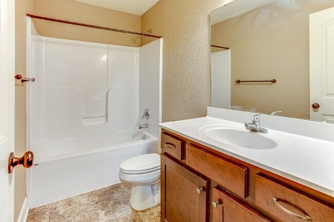 Foto del edificio - Stylish 3-Bed, 2-Bath Northland Townhome i...