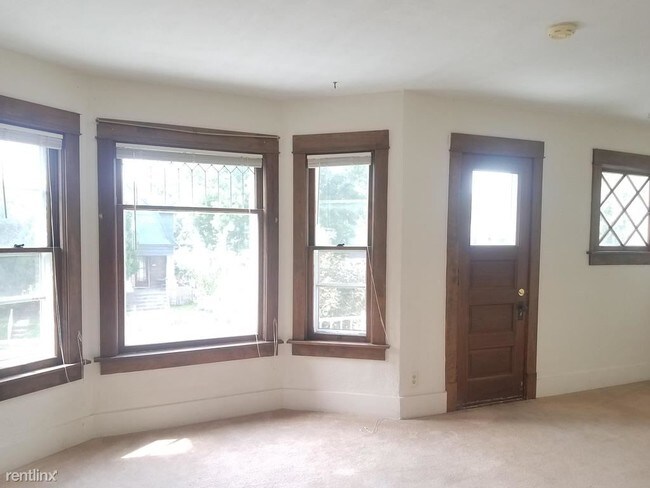 Building Photo - 3 br, 1 bath Apartment - 3266 N Newhall St