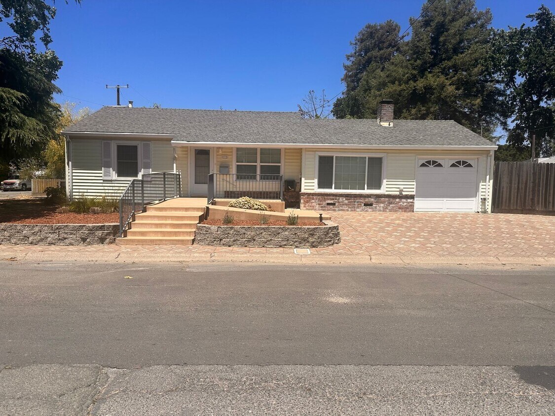Foto principal - 3BD/1BA Home in Lovely Westwood Neighborhood