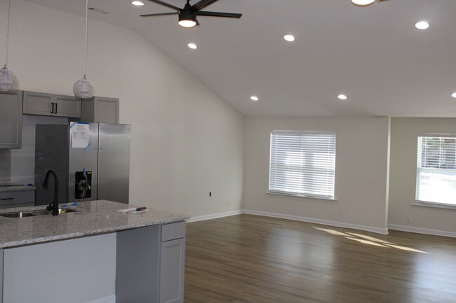 Building Photo - 122 Memorial Dr