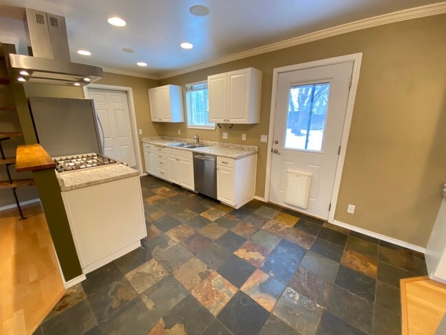 Building Photo - Beautiful 3 Bedroom Home with Custom Touches!