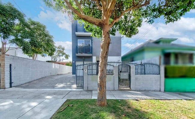 Building Photo - 127 1/2 N Mountain View Ave