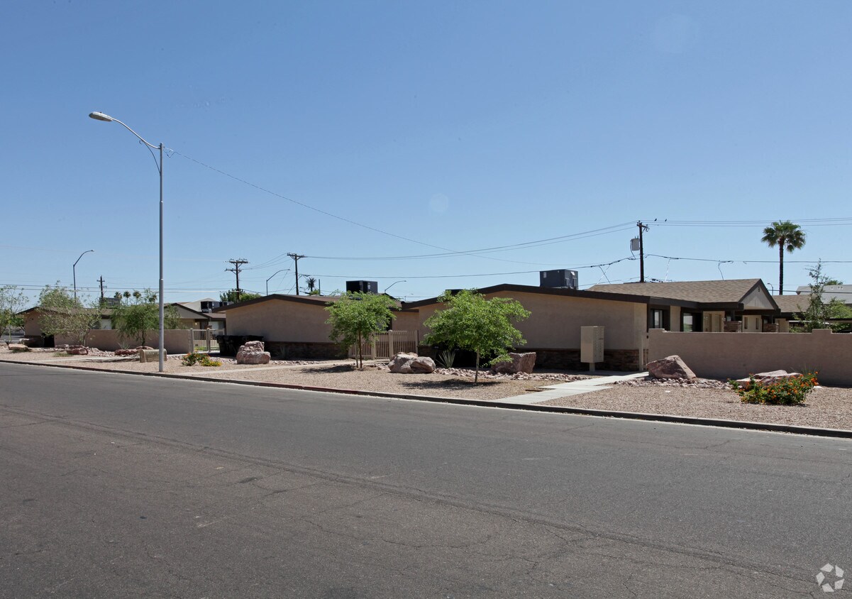 Building Photo - El Jardin