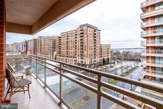 Building Photo - 3600 S Glebe Rd