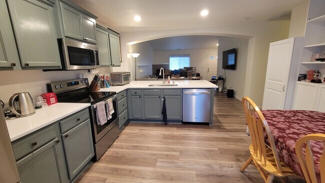 Foto del edificio - Amazing 3 br 2 bath ONE LEVEL home on full...