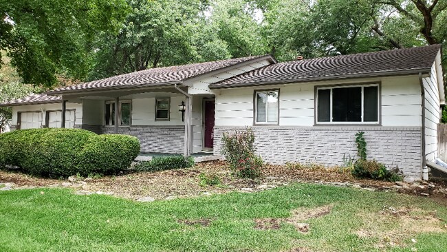 Building Photo - 1670 N Wood Dr