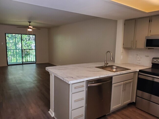 Foto del edificio - 2BD / 2BA Newly Remodeled 2 bed / 2bath Condo with Community Pool, close to Truman Pkwy!