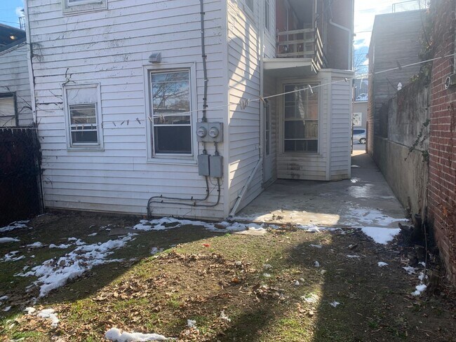 Foto del edificio - 1st Floor 2 Bedroom Apartment, Private Entrance, Small Yard, York City SD