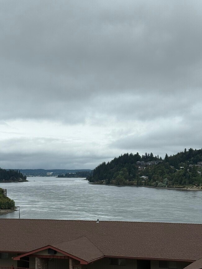 Vista de la entrada de Dyes - 1602 Naval Ave