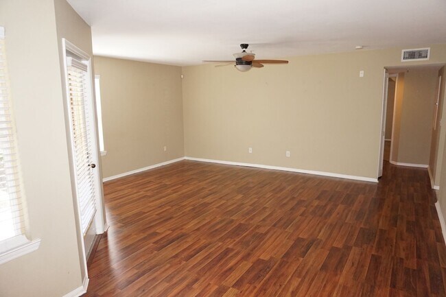 Building Photo - Sapacious 2/2 in Prestigious Sabal Point i...